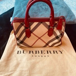 Burberry hand bag 💯 percent authentic